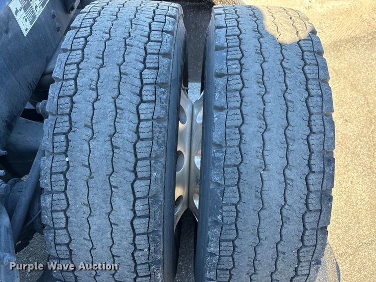 image for item EC3913 2019 Peterbilt 579 semi truck