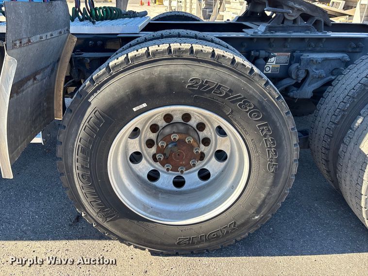 image for item EC3913 2019 Peterbilt 579 semi truck