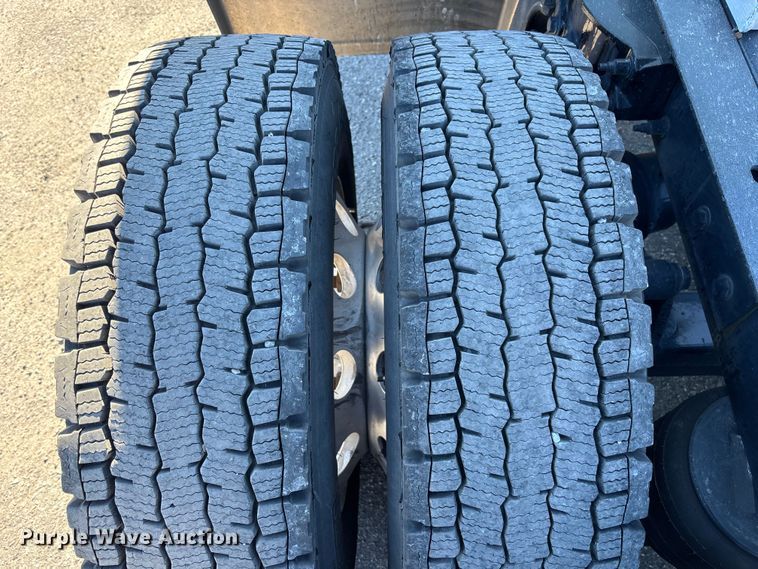 image for item EC3913 2019 Peterbilt 579 semi truck