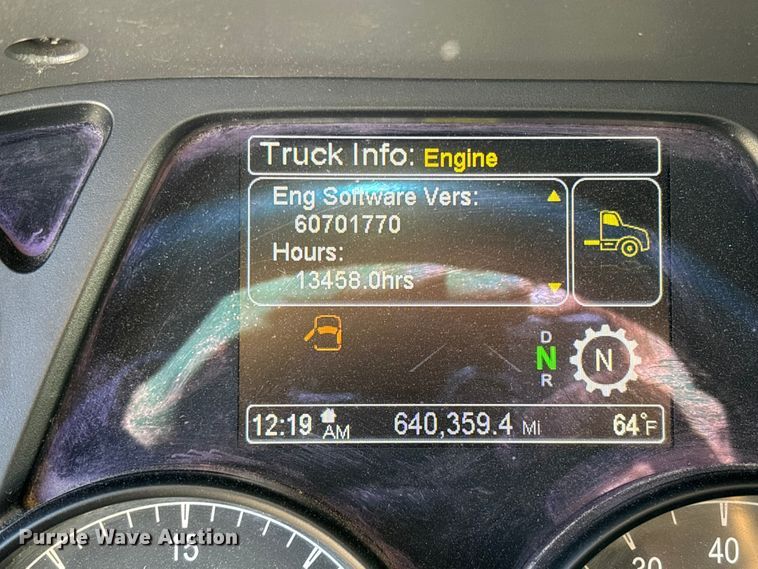 image for item EC3913 2019 Peterbilt 579 semi truck