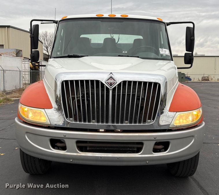 image for item EC8130 2006 International 4300 flatbed truck