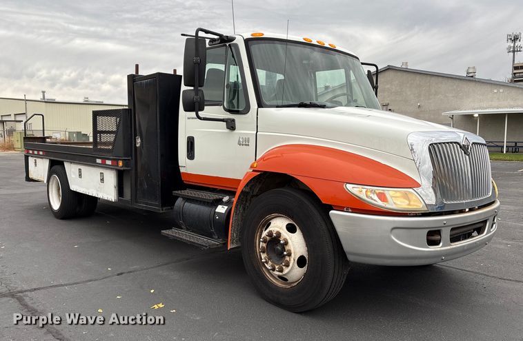 image for item EC8130 2006 International 4300 flatbed truck