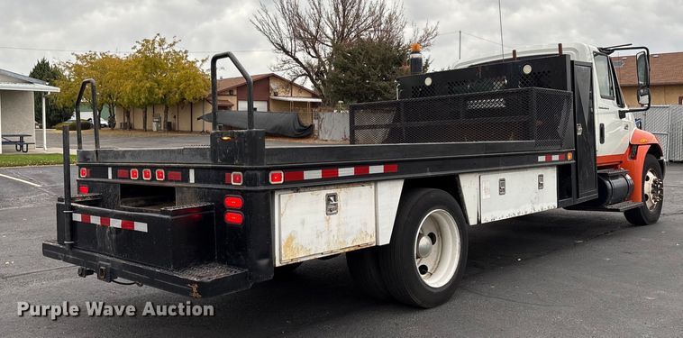 image for item EC8130 2006 International 4300 flatbed truck