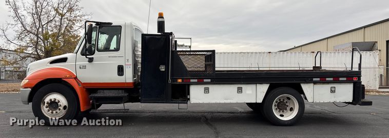 image for item EC8130 2006 International 4300 flatbed truck