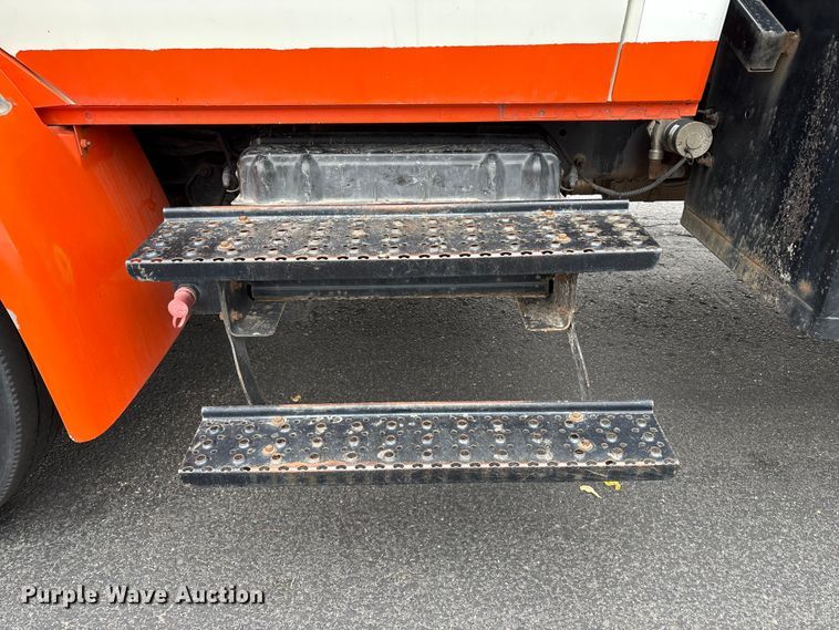 image for item EC8130 2006 International 4300 flatbed truck