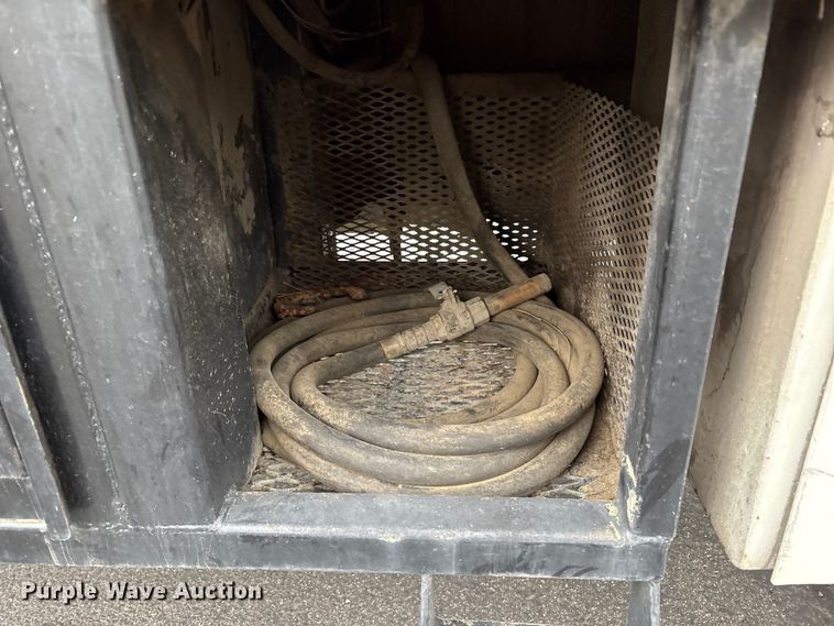 image for item EC8130 2006 International 4300 flatbed truck