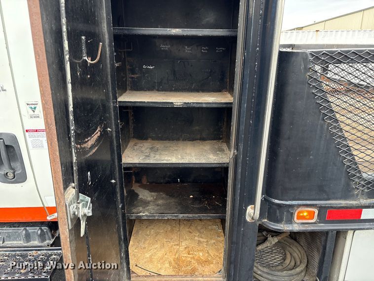 image for item EC8130 2006 International 4300 flatbed truck