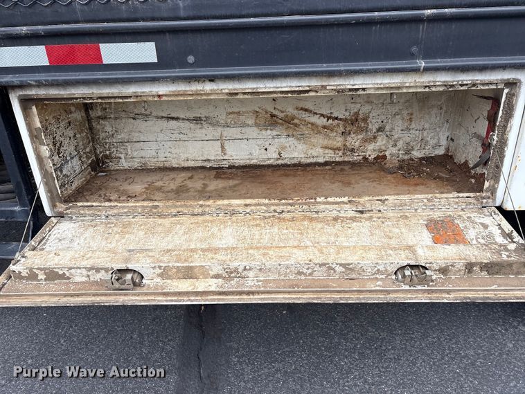 image for item EC8130 2006 International 4300 flatbed truck