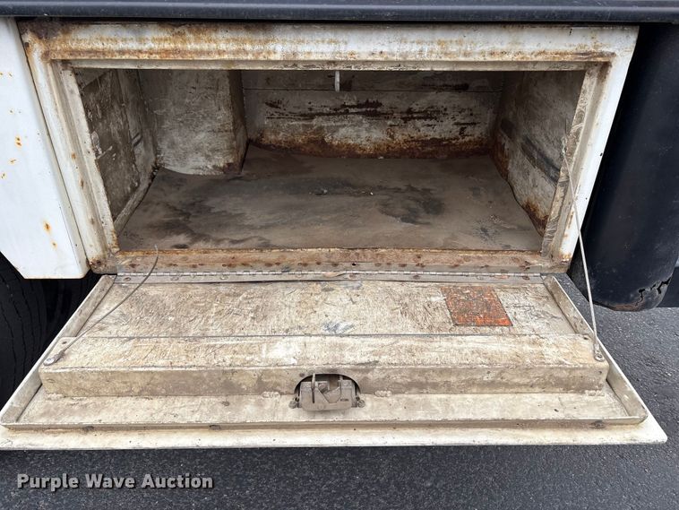 image for item EC8130 2006 International 4300 flatbed truck