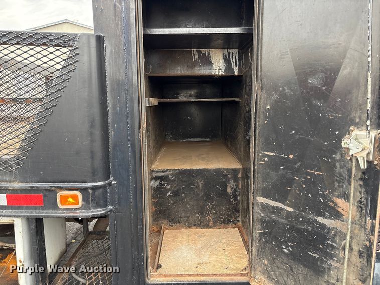 image for item EC8130 2006 International 4300 flatbed truck