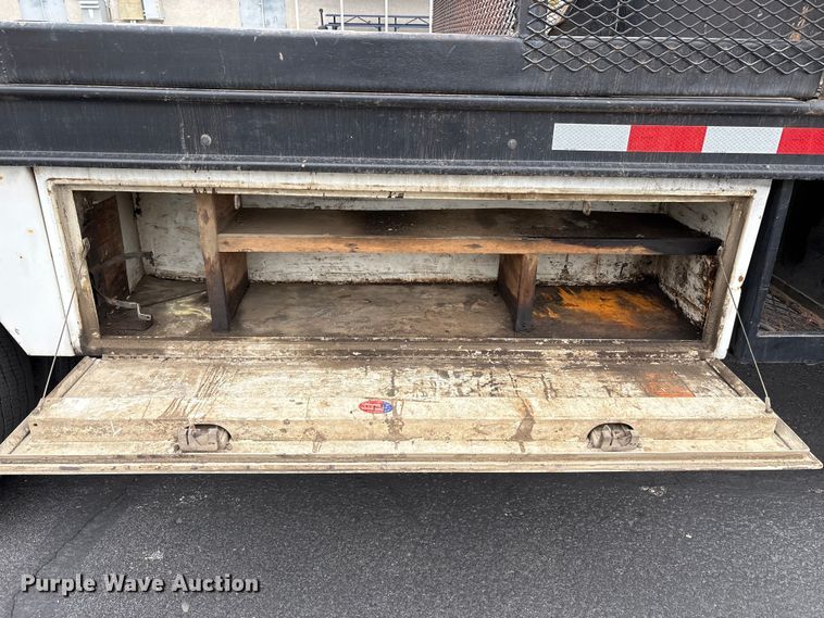image for item EC8130 2006 International 4300 flatbed truck
