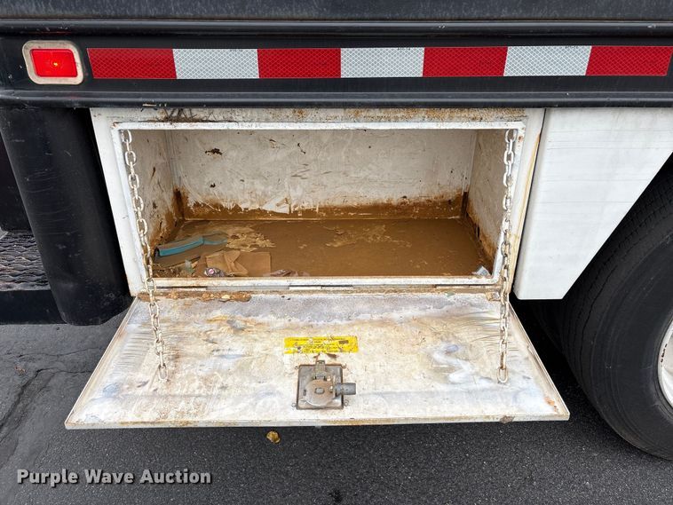 image for item EC8130 2006 International 4300 flatbed truck