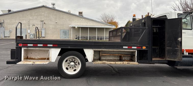 image for item EC8130 2006 International 4300 flatbed truck