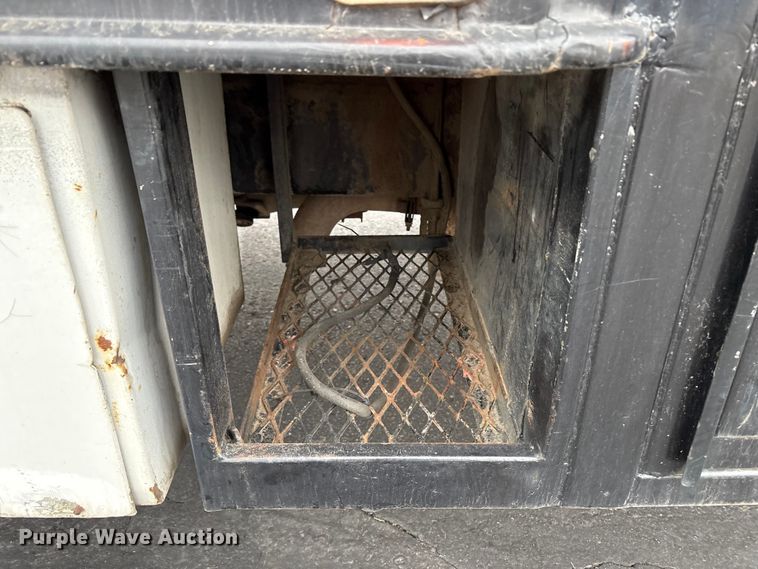 image for item EC8130 2006 International 4300 flatbed truck