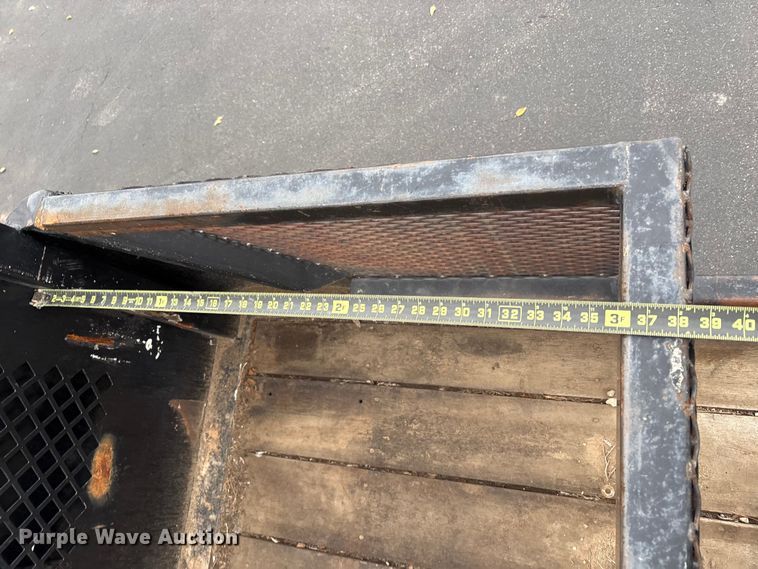 image for item EC8130 2006 International 4300 flatbed truck