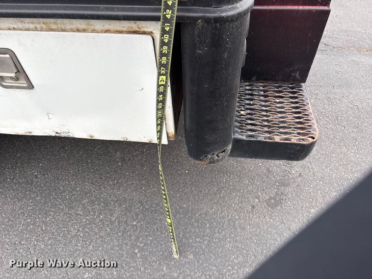 image for item EC8130 2006 International 4300 flatbed truck