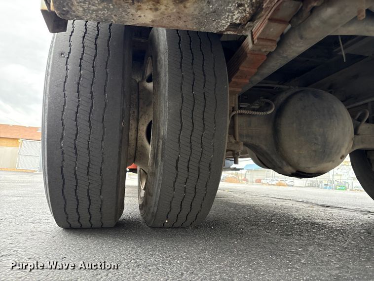 image for item EC8130 2006 International 4300 flatbed truck