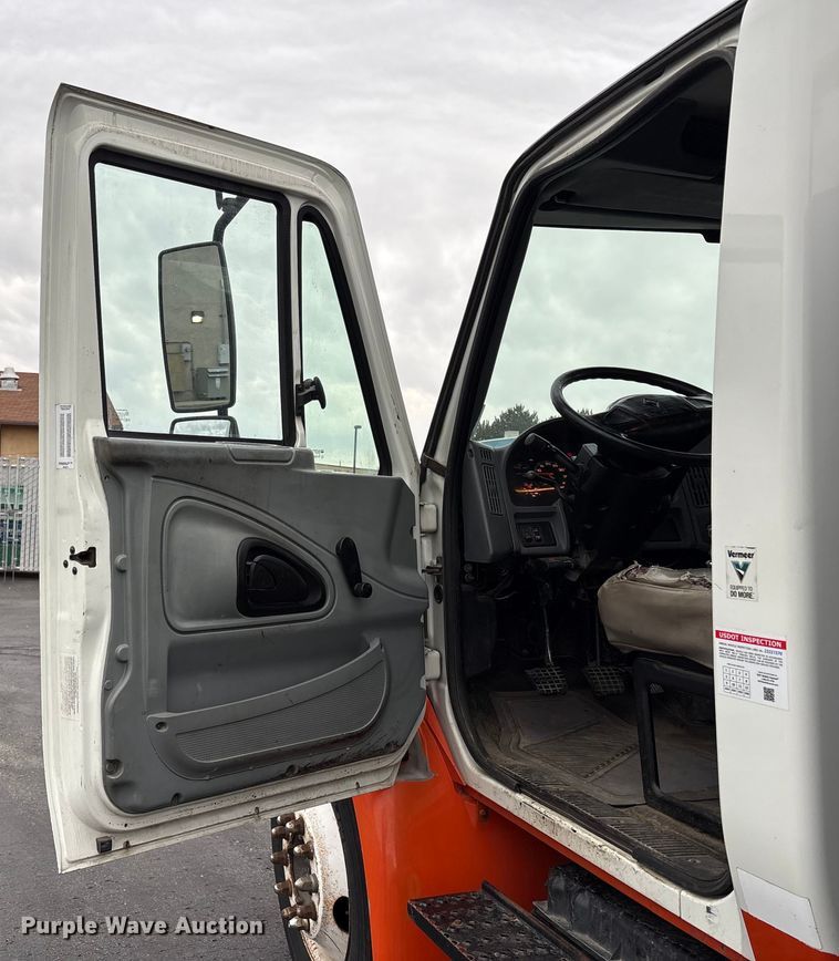 image for item EC8130 2006 International 4300 flatbed truck