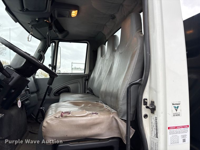 image for item EC8130 2006 International 4300 flatbed truck