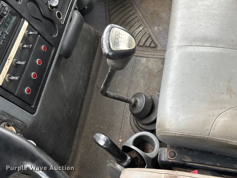 image for item EC8130 2006 International 4300 flatbed truck