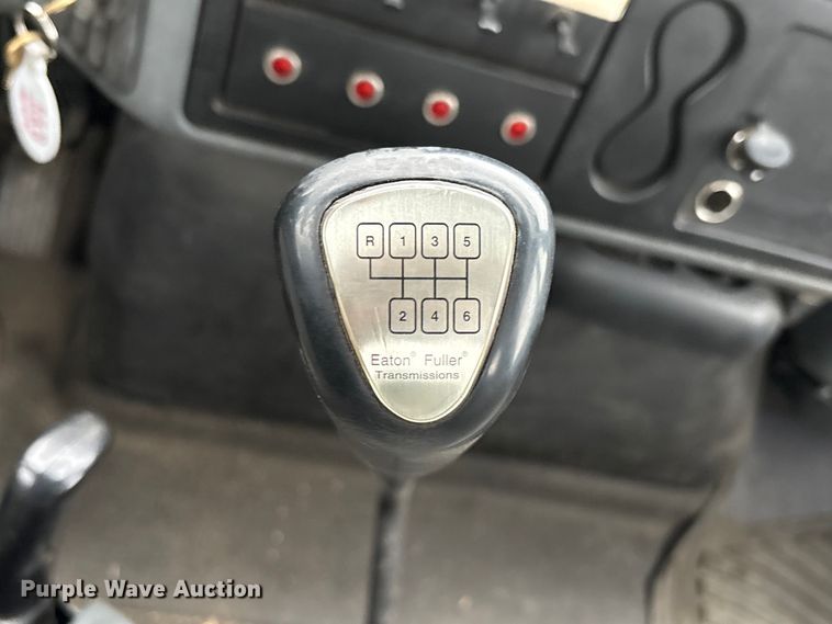 image for item EC8130 2006 International 4300 flatbed truck