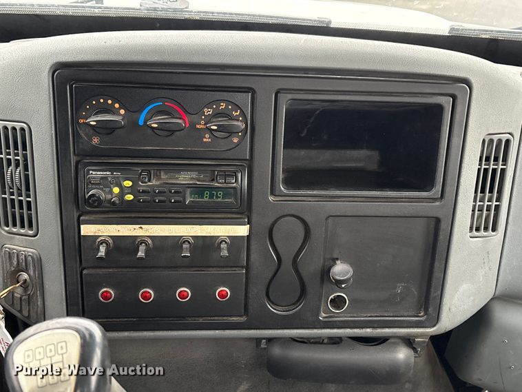 image for item EC8130 2006 International 4300 flatbed truck