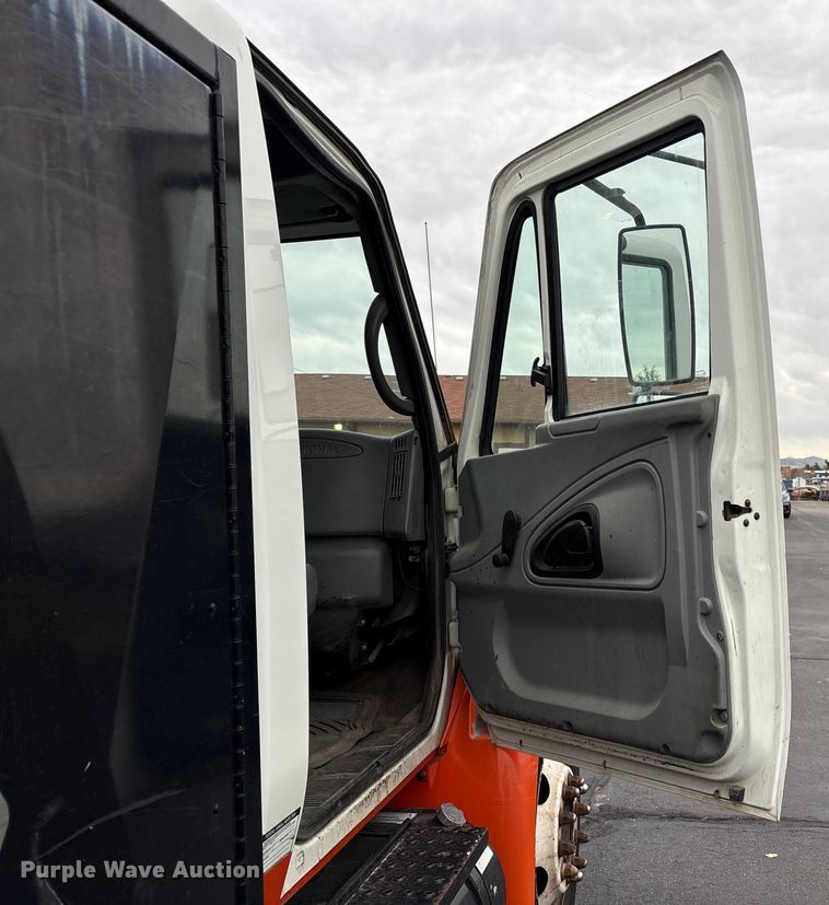 image for item EC8130 2006 International 4300 flatbed truck