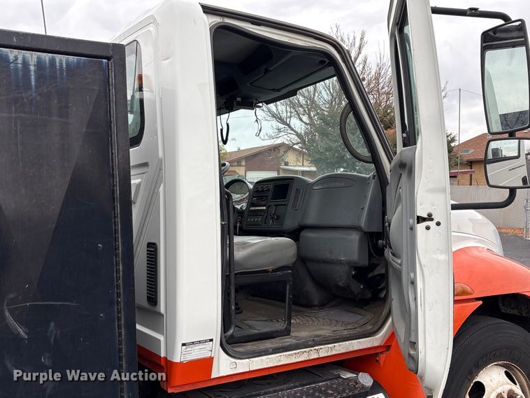 image for item EC8130 2006 International 4300 flatbed truck