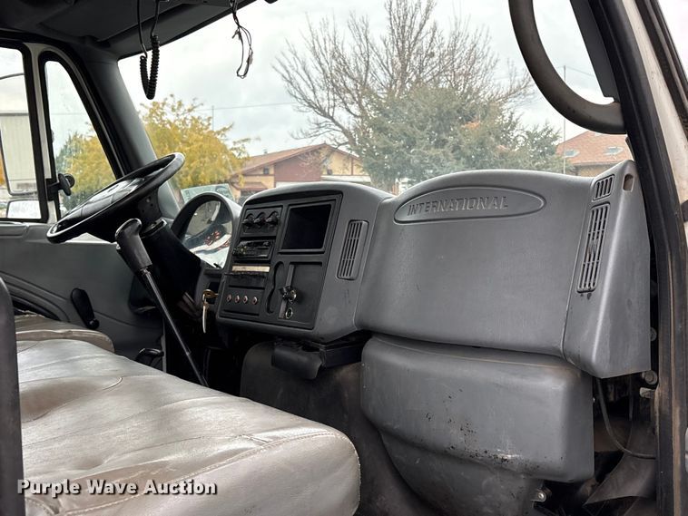 image for item EC8130 2006 International 4300 flatbed truck