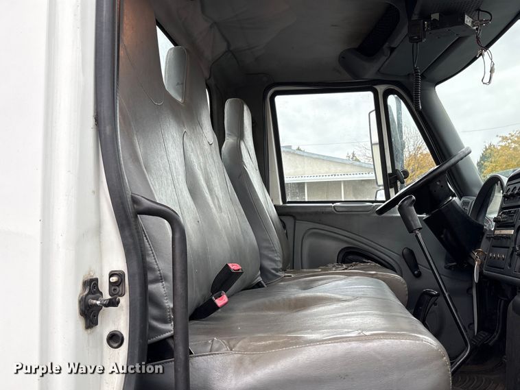 image for item EC8130 2006 International 4300 flatbed truck