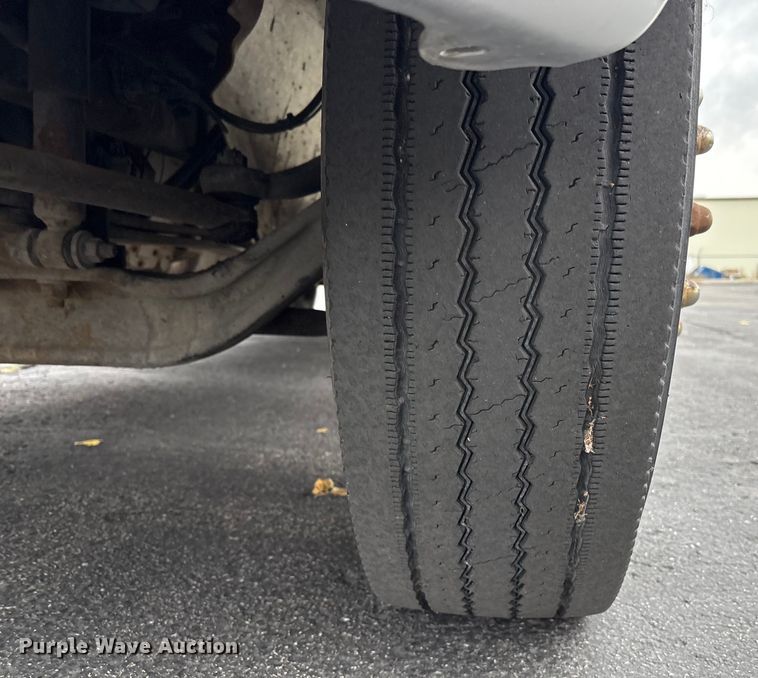 image for item EC8130 2006 International 4300 flatbed truck