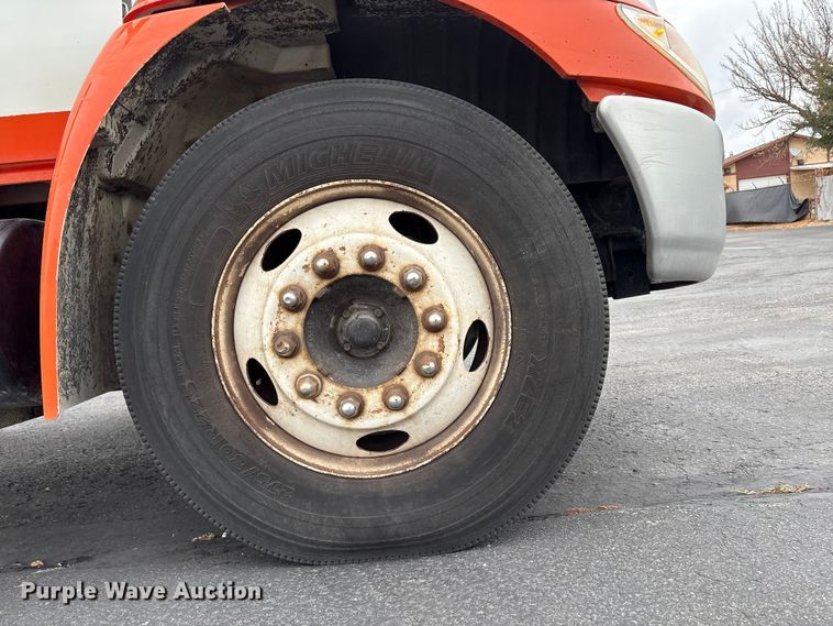 image for item EC8130 2006 International 4300 flatbed truck