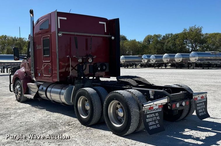image for item ED2317 2021 Kenworth T680 semi truck