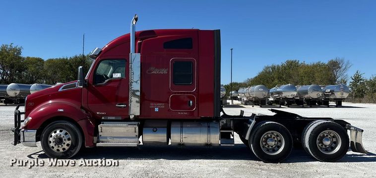 image for item ED2317 2021 Kenworth T680 semi truck