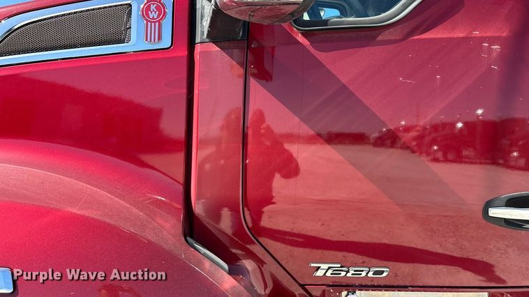 image for item ED2317 2021 Kenworth T680 semi truck