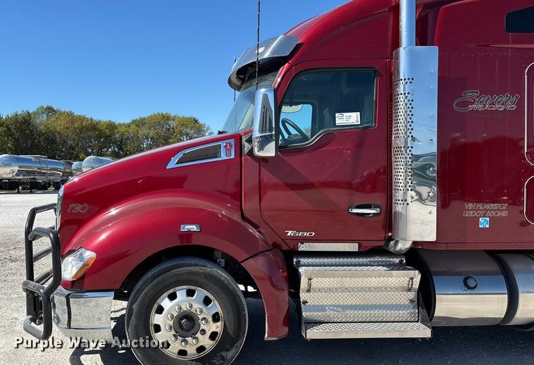 image for item ED2317 2021 Kenworth T680 semi truck