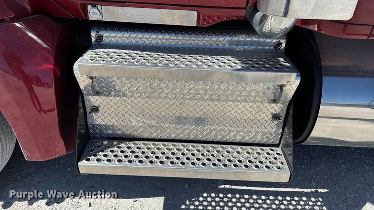 image for item ED2317 2021 Kenworth T680 semi truck