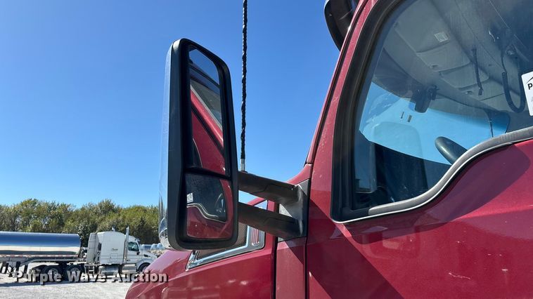 image for item ED2317 2021 Kenworth T680 semi truck