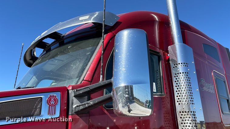 image for item ED2317 2021 Kenworth T680 semi truck