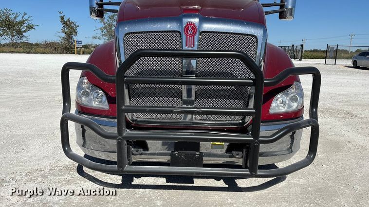 image for item ED2317 2021 Kenworth T680 semi truck