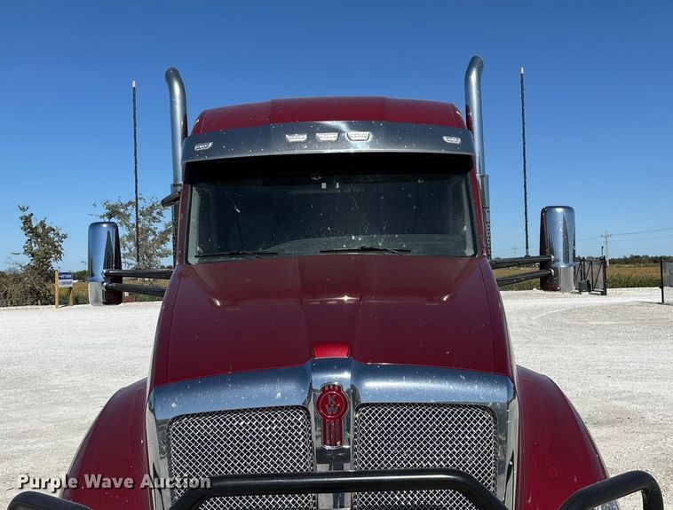 image for item ED2317 2021 Kenworth T680 semi truck