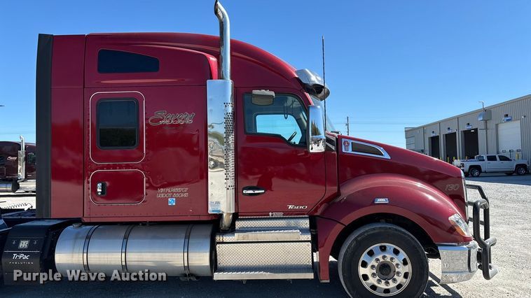 image for item ED2317 2021 Kenworth T680 semi truck