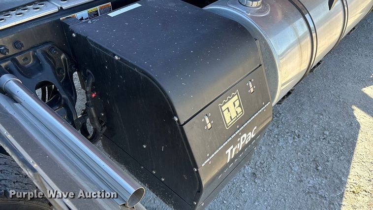 image for item ED2317 2021 Kenworth T680 semi truck