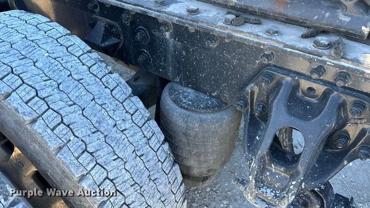 image for item ED2317 2021 Kenworth T680 semi truck