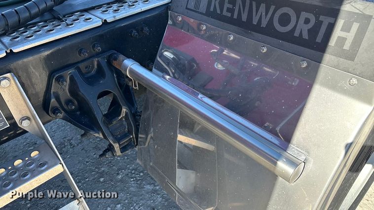 image for item ED2317 2021 Kenworth T680 semi truck