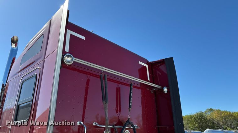 image for item ED2317 2021 Kenworth T680 semi truck