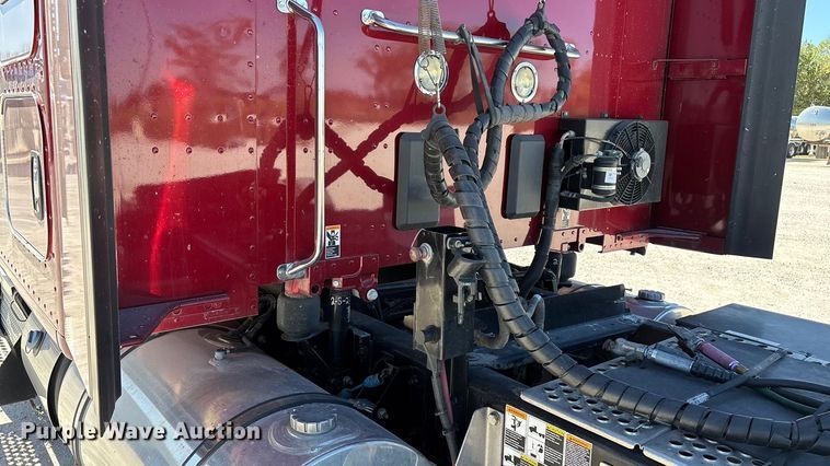 image for item ED2317 2021 Kenworth T680 semi truck