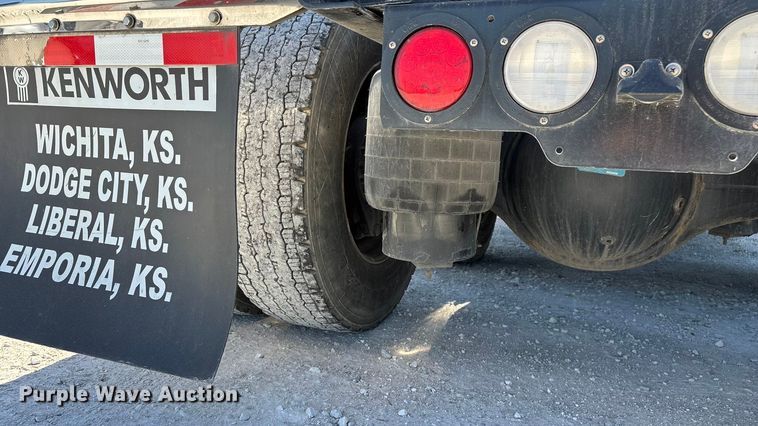 image for item ED2317 2021 Kenworth T680 semi truck
