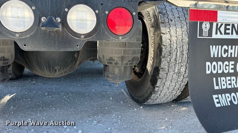 image for item ED2317 2021 Kenworth T680 semi truck