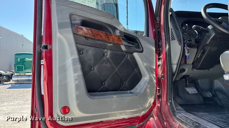 image for item ED2317 2021 Kenworth T680 semi truck